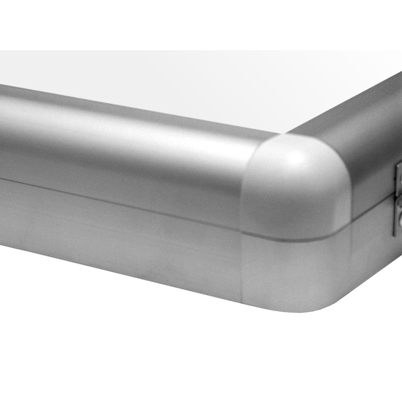 Gablota ogłoszeniowa GO 100x120 cm - zbliżenie owalnego profilu aluminiowego i zaokrąglonego narożnika z tworzywa