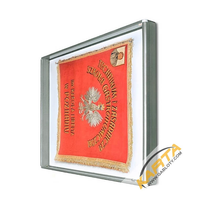Gablota na sztandar GSZ 100x100x10 cm - widok od frontu z wyeksponowanym sztandarem szkolnym