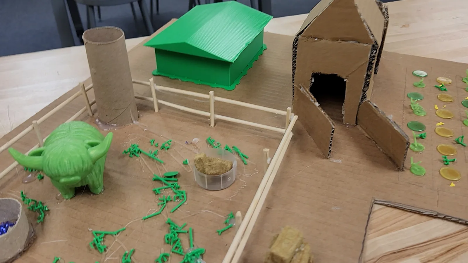 Drukarka 3D Boxlight Robo E3 Pro podczas pracy w szkolnej pracowni STEM