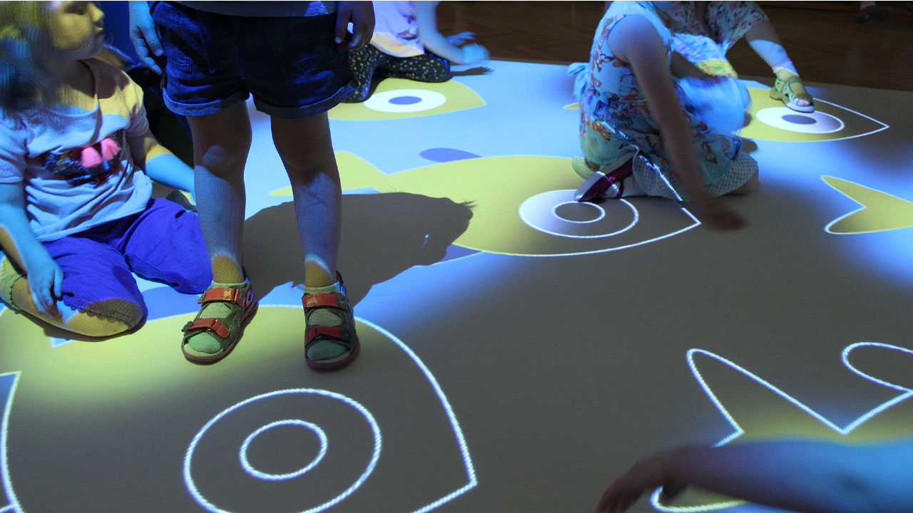 SMARTFLOOR - grupa dzieci na projekcji ryb na podłodze