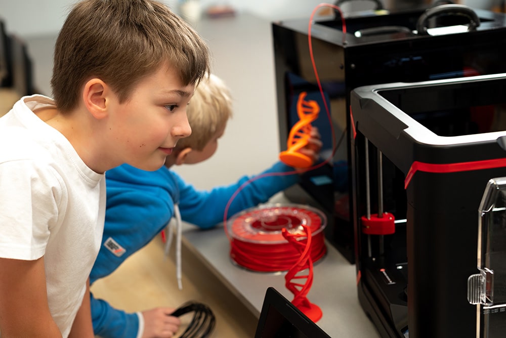 Drukarka 3D Banach School podczas drukowania modelu przestrzennego na lekcji